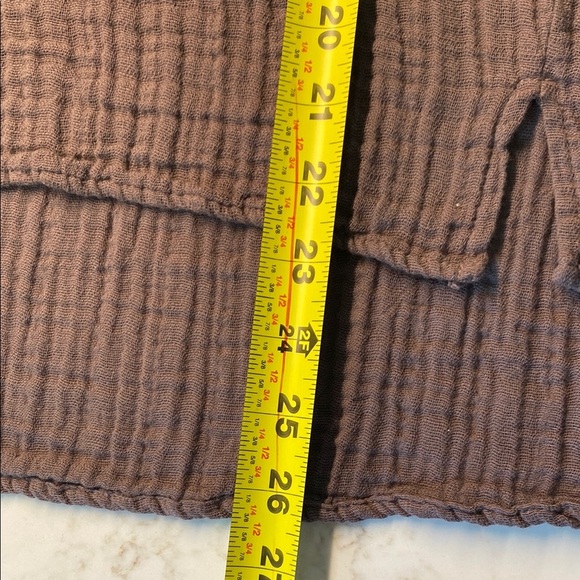 It is Well L.A. Tunic Top Long Sleeve V-Neck Mocha Relaxed Raw Edge Gauzy Medium - Picture 10 of 12